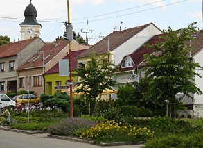 Osázení  původně zbytkových ploch návesovky